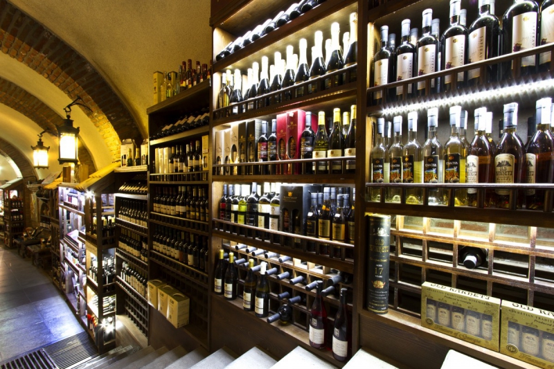 bar-TRAMOLE-min_world_street_travel_shop_canon_georgia_wine_bottles-429767